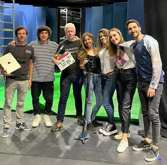 El equipo de Glassy Films posa en el plató del rodaje de ISDIN Retinal, con la claqueta, delante del croma